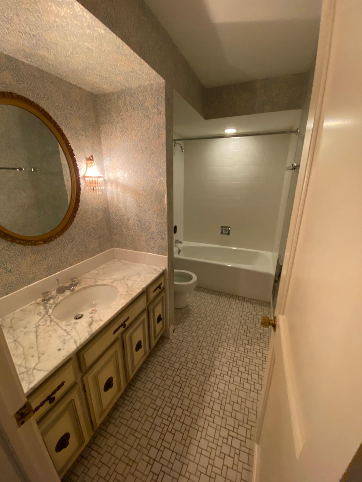 Hoarding cleanup after photo - clean restored bathroom in Oak Lawn IL